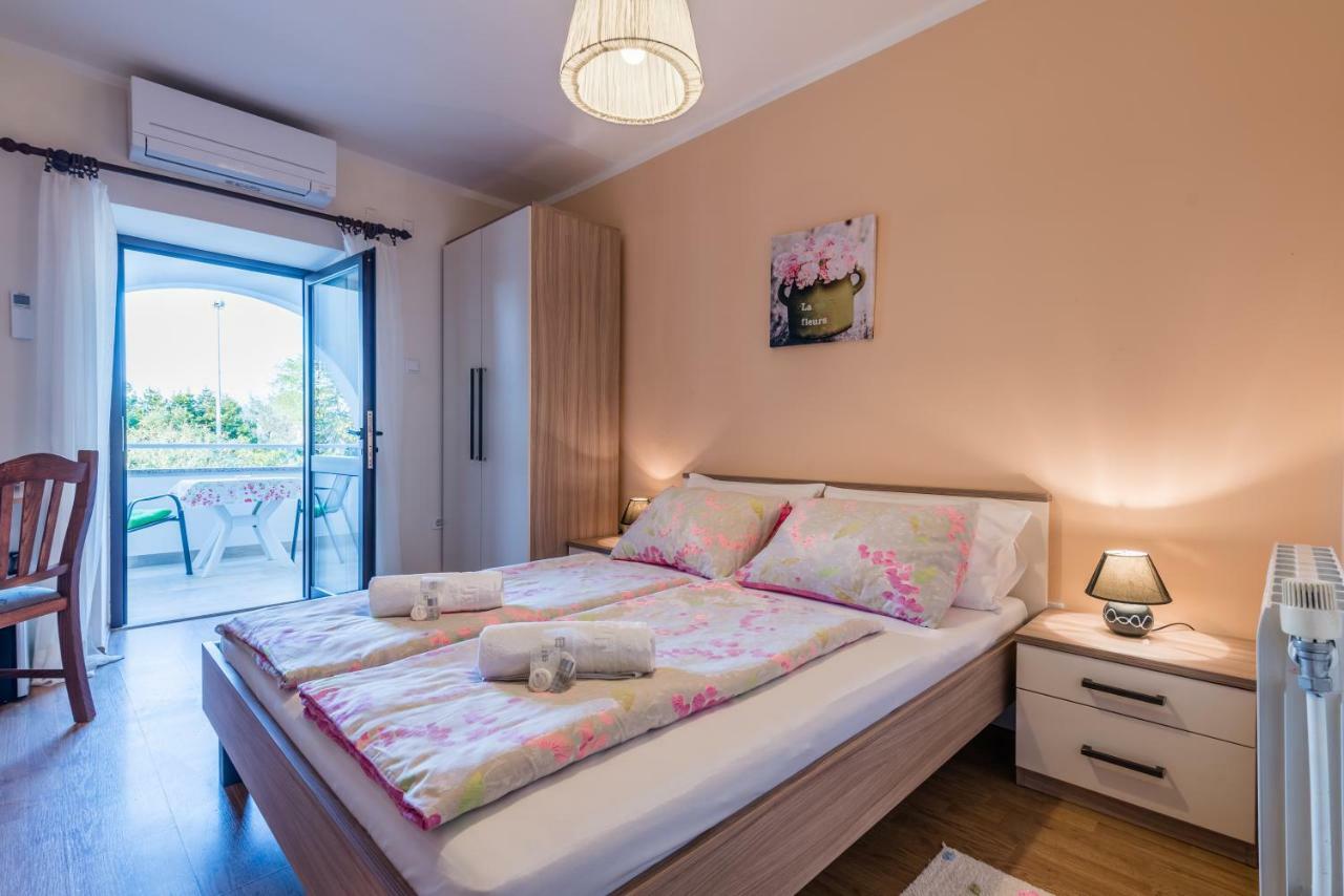 B&B Dujmovic Malinska Exteriör bild